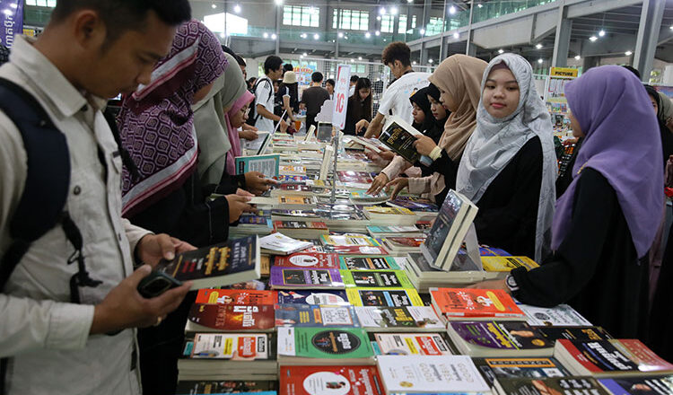 カンボジアブックフェアは読書習慣の育成を目指す