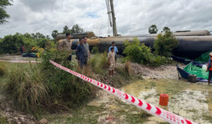 ポーサット州で石油タンカー列車が脱線