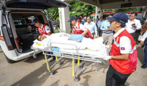負傷したカンボジア民間人3人がさらなる治療でプノンペンに移送