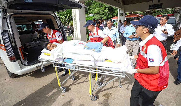 負傷したカンボジア民間人3人がさらなる治療でプノンペンに移送