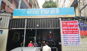 プノンペンの地区当局、学校が使用していた駐車場を公道を塞ぐと撤去