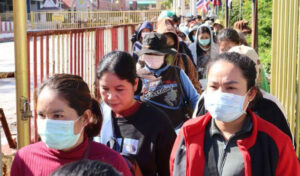 タイ カンボジア人出稼ぎ労働者133人を送還