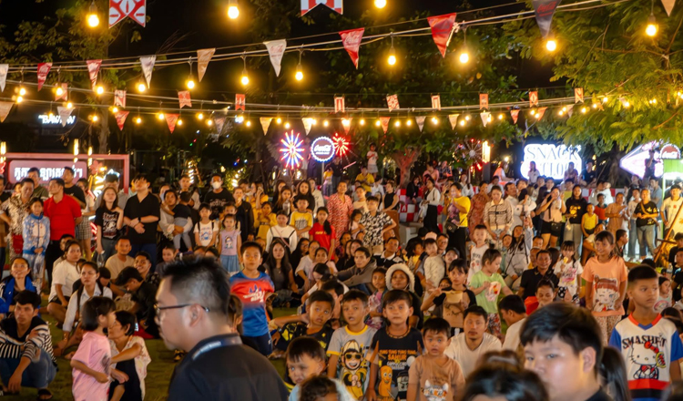 プノンペンの水祭り3日間、「ストリートナイトマーケット」を開催