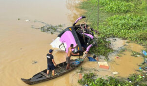 コンポントムのバス事故　13人が死亡、24人が負傷した。