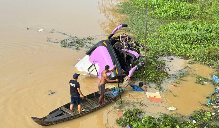 コンポントムのバス事故　13人が死亡、24人が負傷した。