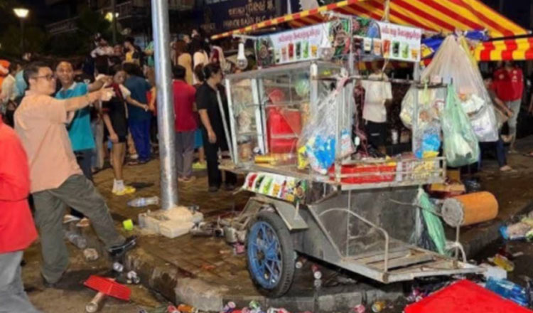 プノンペンで車がドリンクカートに逆突っ込み3人重傷