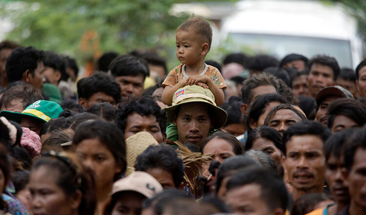 タイとの武力衝突、民間人30人が死亡、60万人以上が避難