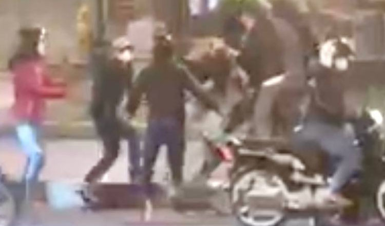 学校前での乱闘、警察は悪名のワットネイギャングのメンバー7人を逮捕