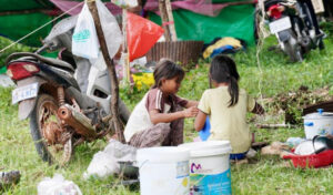 情報省　民間人の死者数は12人に増加、避難民は40万人以上