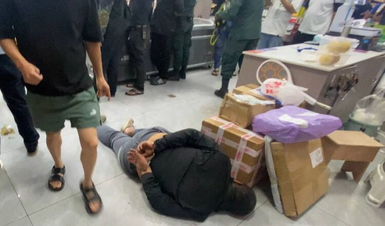 プノンペン　店で発砲した中国人が逮捕される　強盗容疑