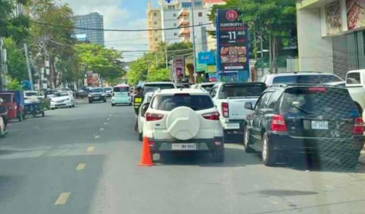 プノンペン ビュッフェ経営者に公道無秩序な駐車で規制