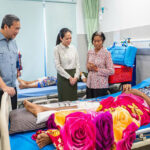 政府首脳らが12月7日以来初めて公の場で負傷者を訪問