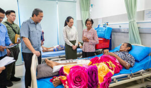 政府首脳らが12月7日以来初めて公の場で負傷者を訪問