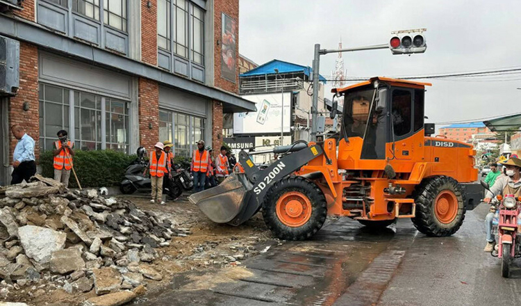 当局、露店販売禁止の反発のなか、ドゥウムコー市場周辺道路のインフラ整備開始
