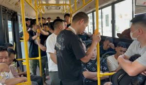 大使館前に集まった中国人300人を旧プノンペン空港へ移送