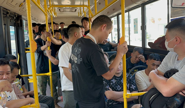 大使館前に集まった中国人300人を旧プノンペン空港へ移送