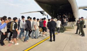 オンライン詐欺加担のミャンマー人729人を特別便で国外追放