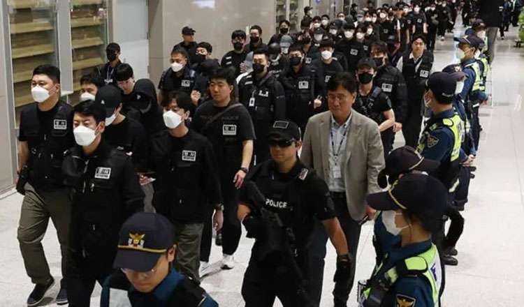韓国、記録的な規模でカンボジアから詐欺容疑者73人を送還