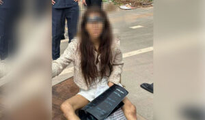 中国大使館は、「高給の仕事」の名でカンボジアにきたネットセレブの同胞を路上で発見