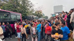 プノンペンの露天商、新市場への強制移転に抗議で道路封鎖