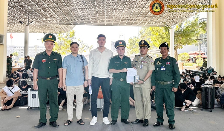 ベトナム人175人をオンライン詐欺行為関与で国外追放