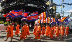 数千人が僧侶と信者が「聖なるミァク・ボチェアの儀式（万仏祭）」に参加
