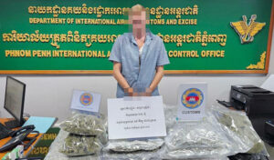 英国人の麻薬密売者は投獄に罰金の判決