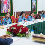 訓練を受ける日本在住の女性地雷除去作業員