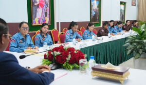 訓練を受ける日本在住の女性地雷除去作業員