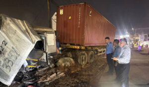 シアヌークビル トラックが列車に衝突、6人が重傷