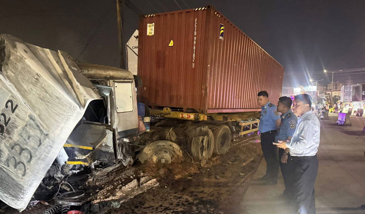 シアヌークビル トラックが列車に衝突、6人が重傷