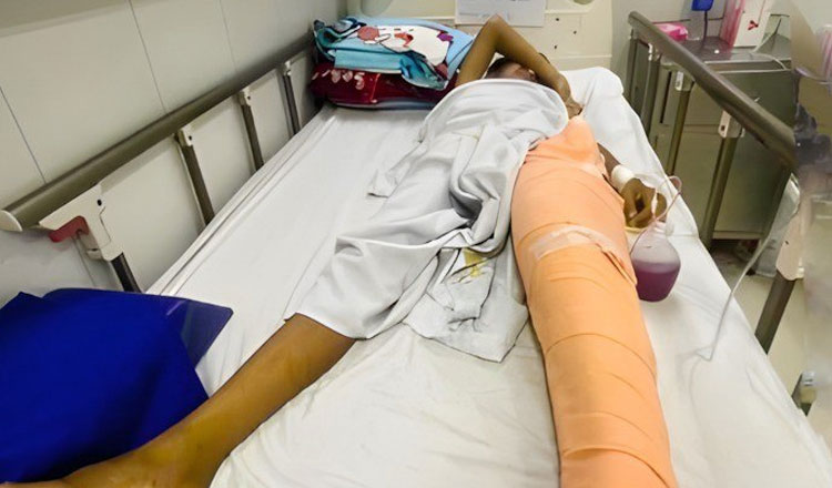 教師が生徒の足を蹴り、骨折させたという疑惑は虚偽と断定