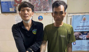 プノンペンの犬泥棒2人組が住民に確保され、逮捕された