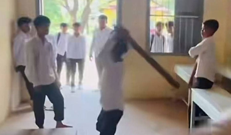 シハヌークビル　学生の校内暴力で警察が拘留