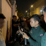 警察官が車で10代の少年をはねた後、群衆の怒りに直面する