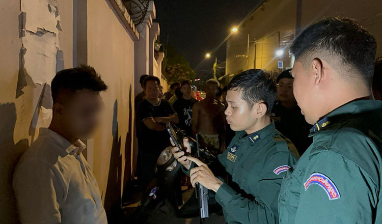 警察官が車で10代の少年をはねた後、群衆の怒りに直面する