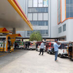 ガソリン価格の高騰でトゥクトゥク運転手の生活が厳しい