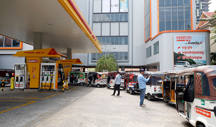 ガソリン価格の高騰でトゥクトゥク運転手の生活が厳しい