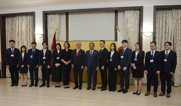 日本大使館、カンボジア人奨学生の送別式