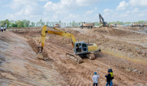 タケオ州知事　テチョフナン運河2期工事起工式を前に視察