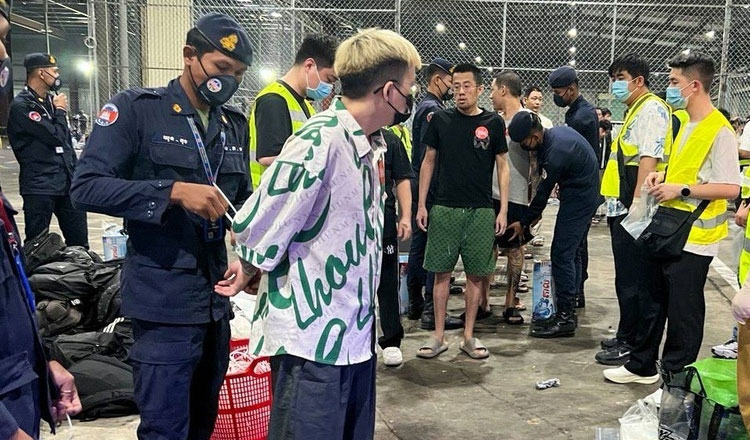 プノンペンの通信詐欺に関与した中国人323人が中国に送還