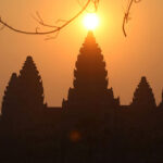 アンコールワットの春分  太陽が古代の尖塔と一列に並び、数千人が訪れる予定