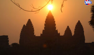アンコールワットの春分 太陽が古代の尖塔と一列に並び、数千人が訪れる予定