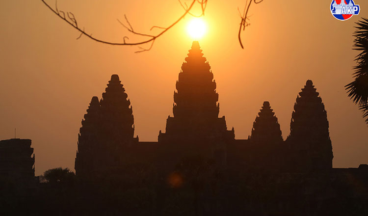 アンコールワットの春分 太陽が古代の尖塔と一列に並び、数千人が訪れる予定