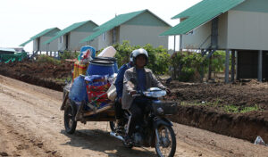 バンテイメンチェイ州　再定住地で避難民家族に土地区画が割り当て