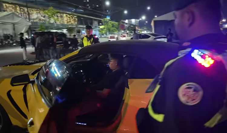 プノンペンで騒音問題の運転を警察が取り締まる