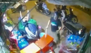 警察がプノンペンで10代のギャングを取り締まる