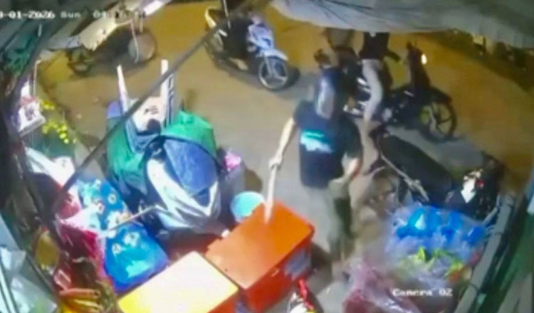 警察がプノンペンで10代のギャングを取り締まる