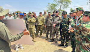 12カ国の外国武官がバンテアイ・ミアンチェイ州の国境地帯を視察