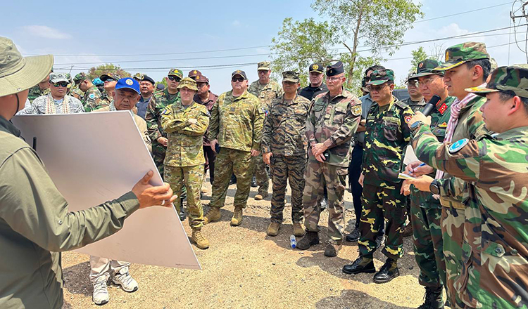 12カ国の外国武官がバンテアイ・ミアンチェイ州の国境地帯を視察